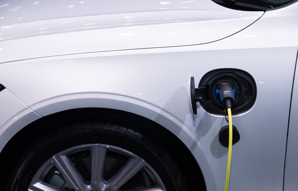 Hvordan fungerer en plug in hybrid?