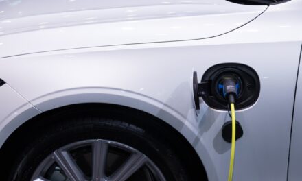 Hvordan fungerer en plug in hybrid?